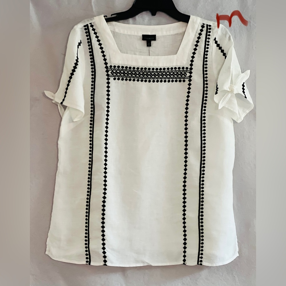 LADIES WHITE TOP WITH BLACK CROCHETED DESIGNS